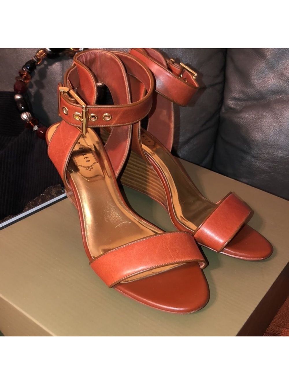 Ted Baker 39 Lernox Camel Brown Trim Stacked Wedge Sandals Gold Tone Hardware - Picture 3 of 16